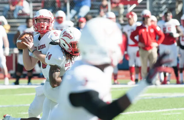 Imajen ida hatudu Brendan Sorsby, quarterback futebol amerikanu, ho uniforme universidade, iha kampu futebol, ho ekspresaun s