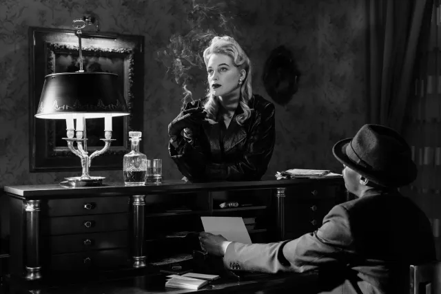Sharon Stone, aktris Hollywood ho ida 68, iha karpet mean durante eventu entretenimentu, hatudu nia forsa no elegansia