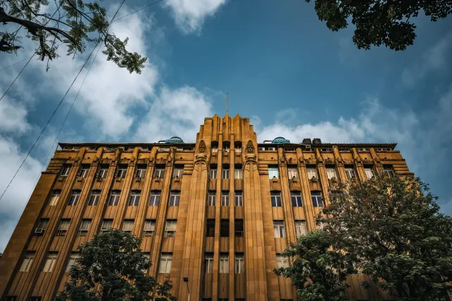 Edifísiu Art Deco iha Talmakiwadi, Mumbai, ne'ebé hatudu estilu arquitetóniku antigu no komunidade ne'ebé hela iha ne'ebá.