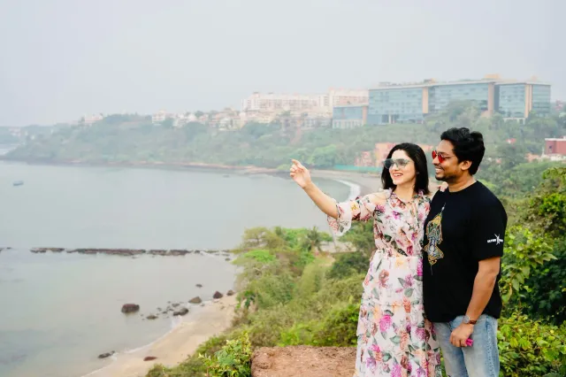 Tisca Chopra hamutuk ho nia la'en no oan-feto iha fatin feriadu, sira hotu sorri ho kontente