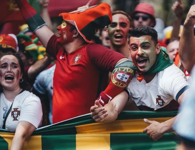 Ekipa futebol Cape Verde selebra kualifikasaun istórika ba knockout FIFA World Cup ho ema hotu halai iha kampu