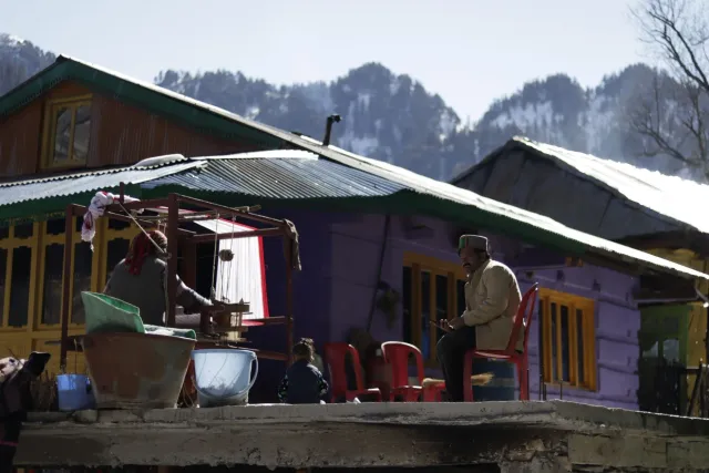 Fotografia antigu husi ator Raza Murad ho Kiran Kumar iha filmajen filme Henna iha Manali, ho oportunidade kona-ba natureza n