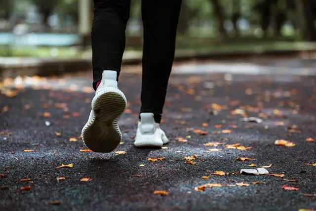 Ema ida halai iha natureza, hodi hatudu katak ezersísiu fiziku mak parte importante husi estilo moris saudável atu prevene ko