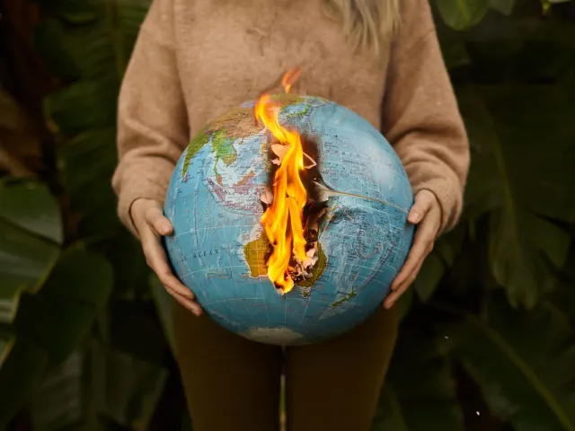 Imajen globu rai ho palavra krize, korrupsaun no terremotu, hatudu ligasaun entre eventu globál