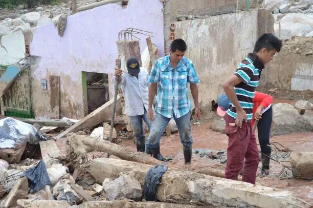 Imajen hatudu nene'ik tolu salva tiha husi ruína terremotu iha Venezuela, sira nia rohan kobre hela ho rai no aat, no ekipa r