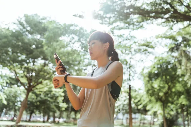 Atleta ida uza fitness tracker iha liman, no iha kotuk nia, televizaun hatudu jogu desportu ho Fire TV