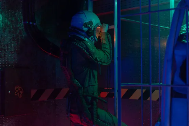 Astronauta iha Estasaun Espasu Internasionál uza tiha plasma gun atu halo moos ropa, ho lua iha kotuk, hanesan ilustrasaun ko