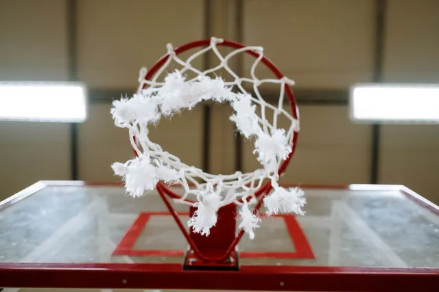 Imajen baskete no mapa mundu ne'ebé hatudu tansaun internasionál no notisia NBA