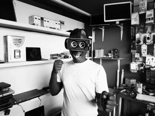 Kolaż teknolójia energija, karreta korrida, no haat virtual reality ne'ebé muda moris hanesan futur