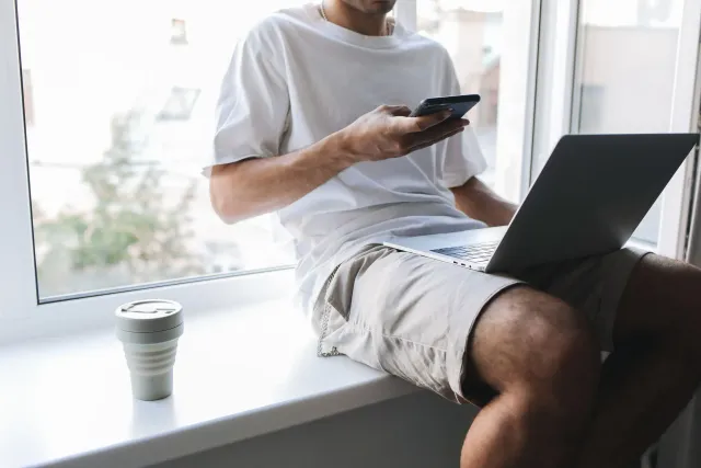 Ema ida uza smartphone ho janela aplikasaun flutuante (Bubble app windows) hodi halo multitasking, hatudu Android 17 nia inov