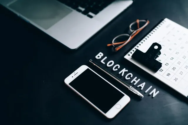 Andrew Yang koalia kona-ba Noble Mobile no Helium Mobile iha konferénsia teknolojia ida, ho smartfone sira iha meza nia leten