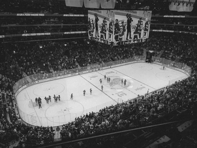 Imajen hosi jogu Stanley Cup Final iha arena, ho torcedor sira hóspede no emosaun forte iha jogu desportu