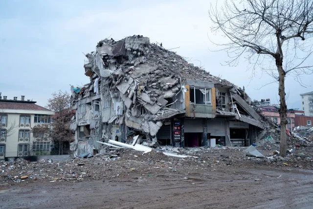 Mapa ne'ebé hatudu lokal terramotu 6.2 iha Afeganistaun, ho tremores sente iha norte Indía, iha fundu azul ho linha seismiku
