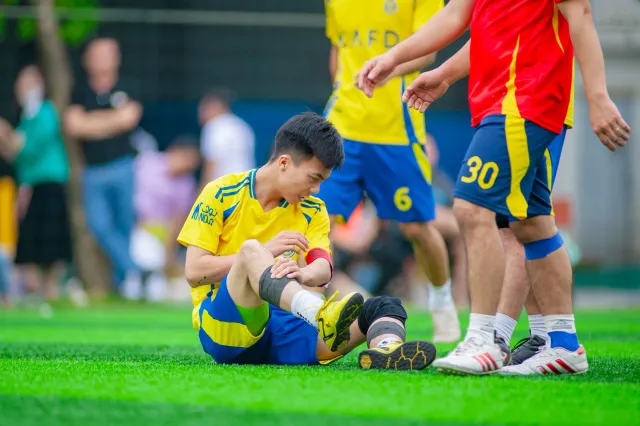 Imajen ida ne'ebé hatudu jogadór futebol lesaun no ikonu AI ho bola basketball iha fundu, simboliza ligasaun entre desportu n