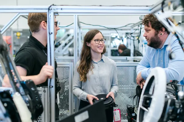 Trabalhadór Volkswagen iha fábrica automotiva iha Alemaña, ho mákina no robot sira, hatudu oinsá indústria automotiva tradisi