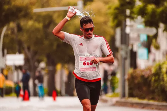 Atleta mak sai iha laboratóriu sientífiku, uza as no eletrólitu ba saúde di'ak