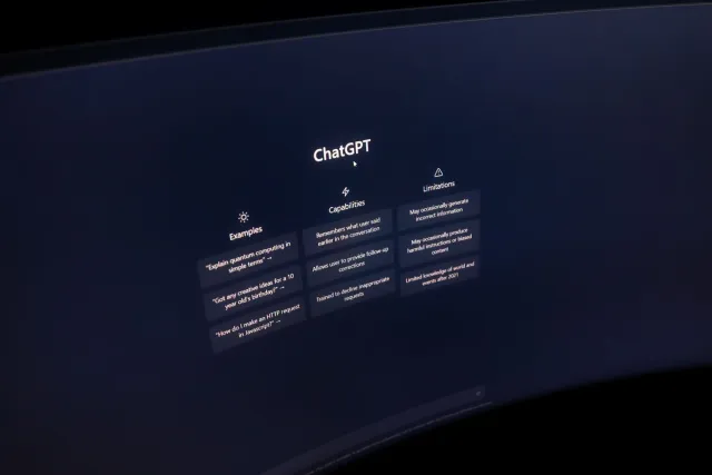 Ema ida tuur iha komputadór, hanesan uza chatbot AI ba konversa kona-ba saúde mental, ho sorrisu no hanoin la klaru, ilustra 