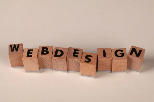 Imajen ne'ebé hatudu erros 5 komun iha negósiu web design, ho sinal no seta atu orienta leitor sira