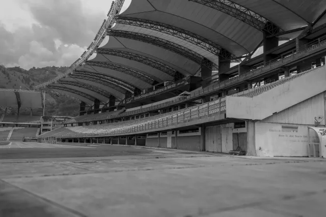 Imajen hatudu arena desportu boot iha Venezuela ne'ebé sai tiha abrigu ba ema sira ne'ebé lakon uma tanba rai nakdoko, ho ema
