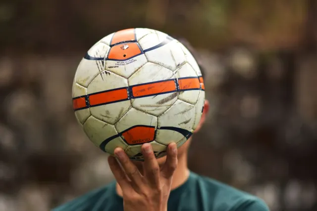 Labarik sira joga futbal iha Nagaland Baby League, hanesan exemplo baze lokal desportu