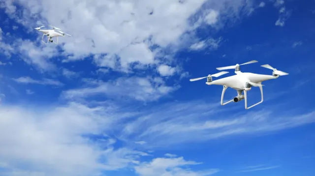 Imajen drone no computador cloud, teknolojia futur, seguransa iha 2026
