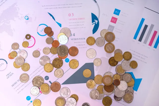 Gráfiku no dadus finanseiru hatudu análize ekonomia global, ho foku ba investimentu no risku polítiku