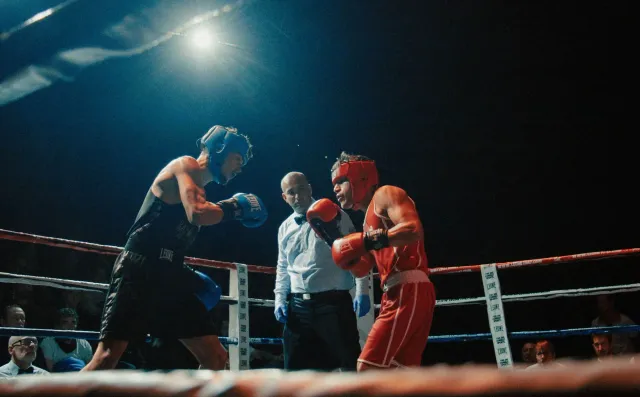 Imajen mostra multidan boot iha arena, halo lutas boxe importante, sira hanesan Tommy Fury no Eddie Hall, iha tempu agora.