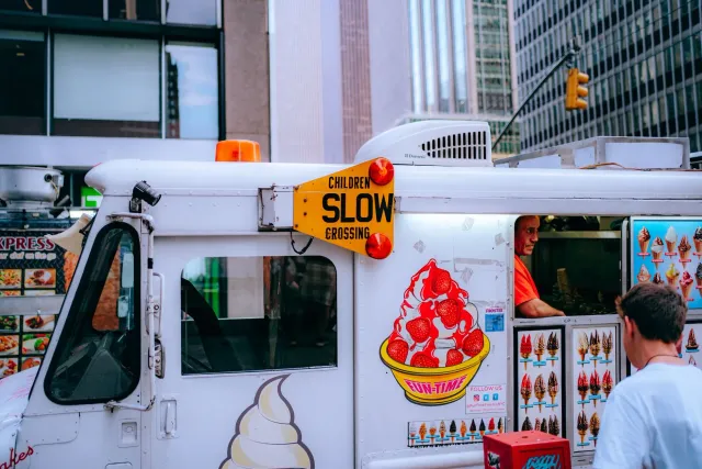 Imajen ida ne'ebé hatudu Lemeir Mitchell iha nia ice cream truck no depois iha Downtown Disney, ho ema sira hamnasa no konten