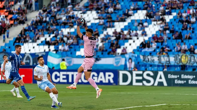Imajen hatudu partida futebol entre Argentina no Jordánia iha Dallas Stadium, ho torcedor sira enkontra sira nia jogador, hat