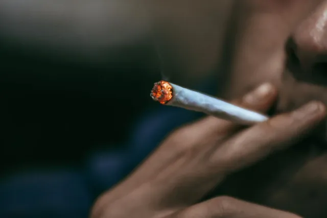 Imajen hatudu asa boot iha armazén médiku iha Tracy, Kalifórnia, ho fumu tóksiku preto sa'e ba lalehan, no iha sorin, ema bar