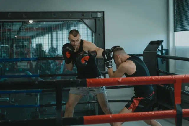 Imajen husi luta boxe entre Tommy Fury no Eddie Hall iha Manchester, hatudu atmosfera espetákulu ho torcida no ringue