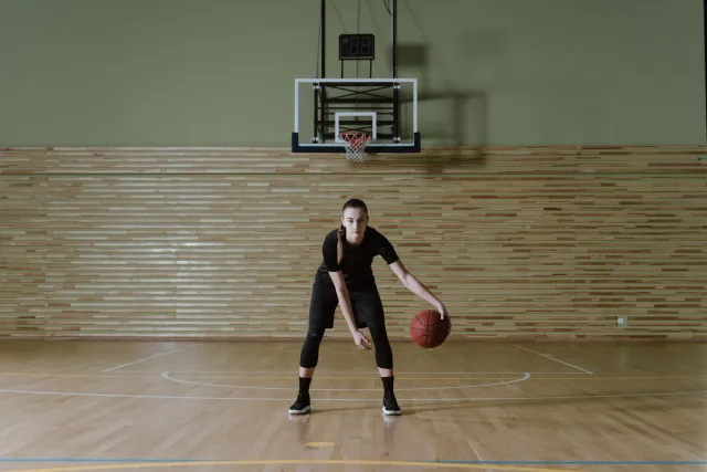 Caitlin Clark, atleta feto husi WNBA, hetan kontaktu brutál husi adversariu durante jogu basket. Imajen hatudu presaun no lut