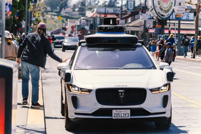 Minivan autónomu Waymo ne'ebé la'o iha estrada San Francisco, ho sensor no sinal azul iha kabina