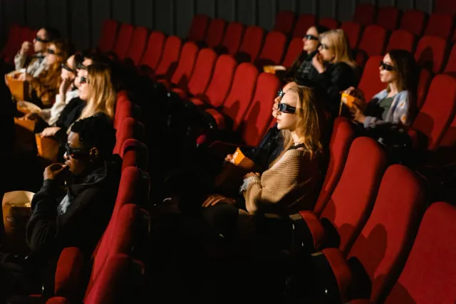 Ema barak iha sinema hela ona ho ita nia familia