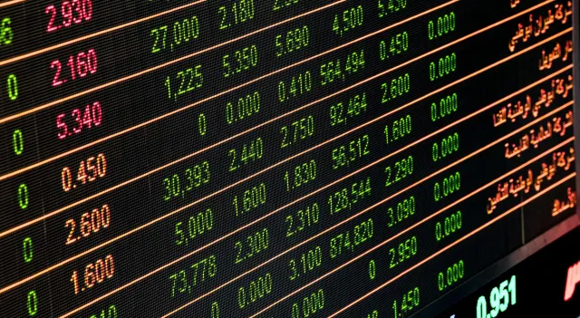 Imajen husi lantai komérsiu bolsa aksaun NSE iha India ho ekrã boot hatudu dadus merkadu, no traders serbisu hela.