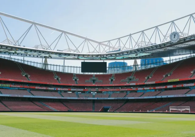 Imajen soundbar fon ki'ik iha uma bainhira ita haree futubol ho som boot hanesan iha estadiu