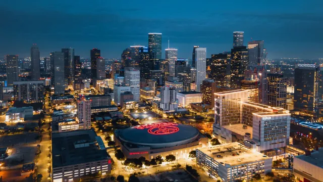 Ema sira iha fatin servisu temporariu iha hotél Houston, Texas, hanesan viajante negósiu sira halao servisu ho notebook iha l