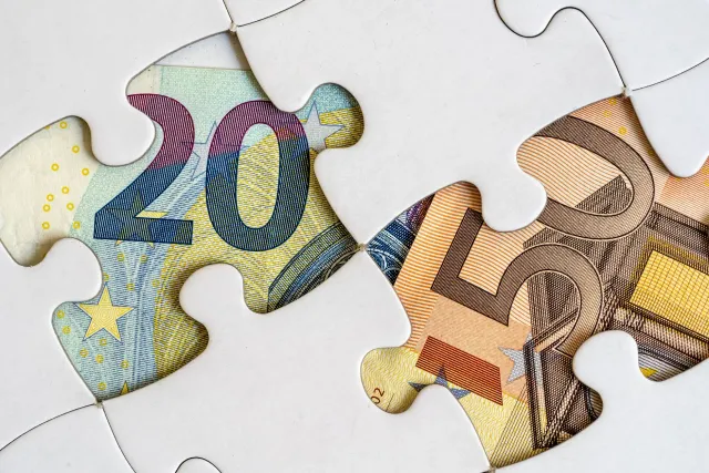Imajen hatudu peça puzzle sira hamutuk ho gráfiku kresimentu investimentu no símbolu negósiu, hanesan metáfora ba detallu ki'