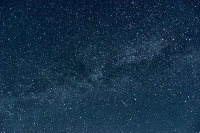 Imajen satélite hatudu meteoru boot ne'ebé explodiu iha leten tasi, ho luz boot no nuven sira iha fatin ne'ebé meteoru monu