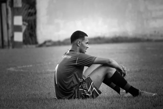 Imajen hatudu lian desportu no konfiança jogadór iha estadiu ho torcedor sira.