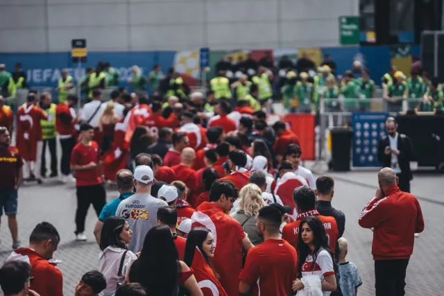 Pesoál seguransa iha zona fã Mundial iha San Jose, California, ho ema barak hamutuk tuir partidu, hatudu tenkan seguransa iha