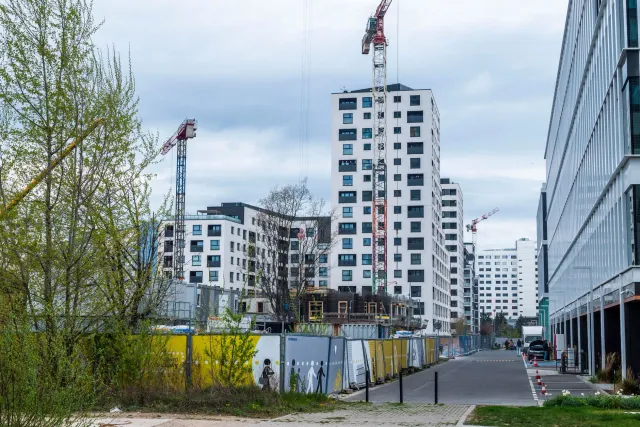 Konstrusaun hotel foun iha área urbana, simboliza investimentu boot Omaxe iha setor hospitalidade no futuru turismu