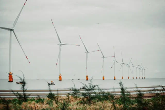 Tribunal ho dokumentu legál no ikon turbina eóliku offshore iha tasi, hatudu disputa legal kona-ba enerjia renovável