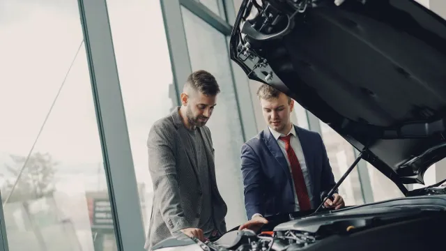 Imajen hodi ilustra estratejia ekspansaaun negosiu boot iha industria farmaceutiku, automotivu no enjenharia, ho grafu kresim