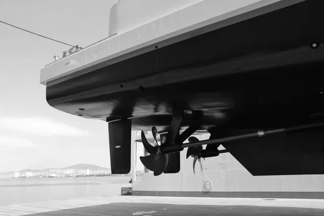 Dometic DG3 Gyrostabilizer iha barco, hatudu oinsá teknolojia ne'e estabiliza barco iha tasi, ho enjenheru sira servisu iha m
