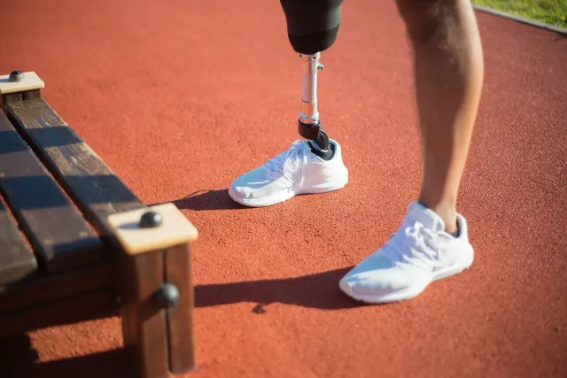 Imajen ida ne'ebé hatudu atleta sira ho forsa no determinasaun, iha laran iha símbolu futuru, investimentu, no adaptasaun, ho