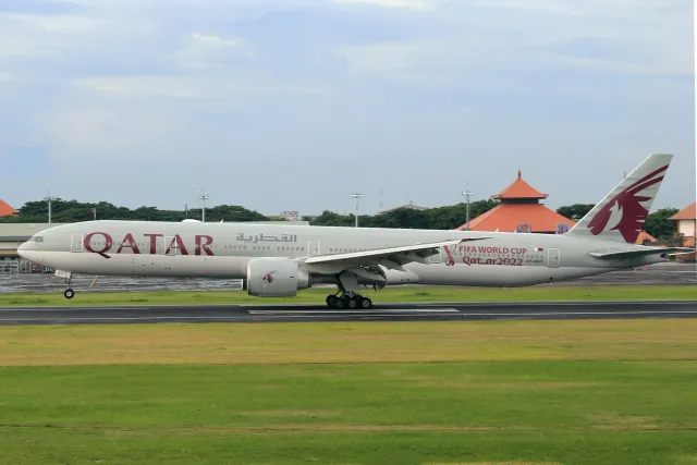 Imajen ida ne'ebé hatudu ema barak iha aeroportu ho bandeira sira no eventu boot, refere ba Copa Mundo 2026 no impaktu ba neg