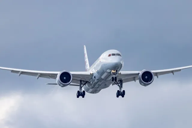 Aviaun American Airlines iha pista Miami ho jet privadu hakat hela pista, situasaun perigu ne'ebé tripulasaun para tiha