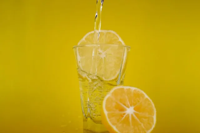 Kopu ida ho bee liman iha meja ho liman ki'ik — mitu kona-ba liman nia podér halakon gordura