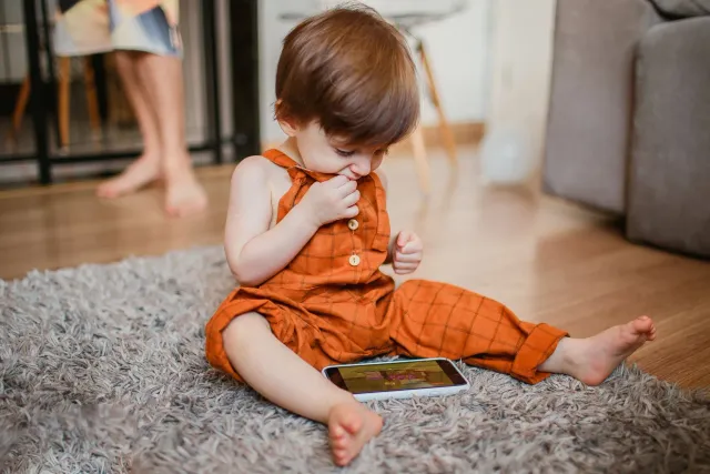 Ema ida uza smartphone atu buka informasaun desportu liu husi AI Facebook no puzzle NYT Connections Sports Edition iha meja.